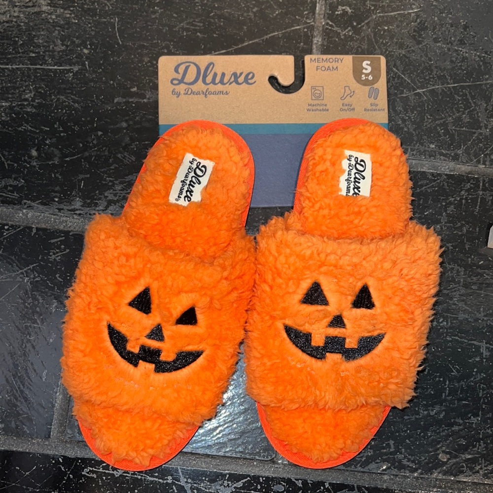 NWT dluxe by dearfoams unisex Halloween
Pumpkin open toe Slippers - Orange S